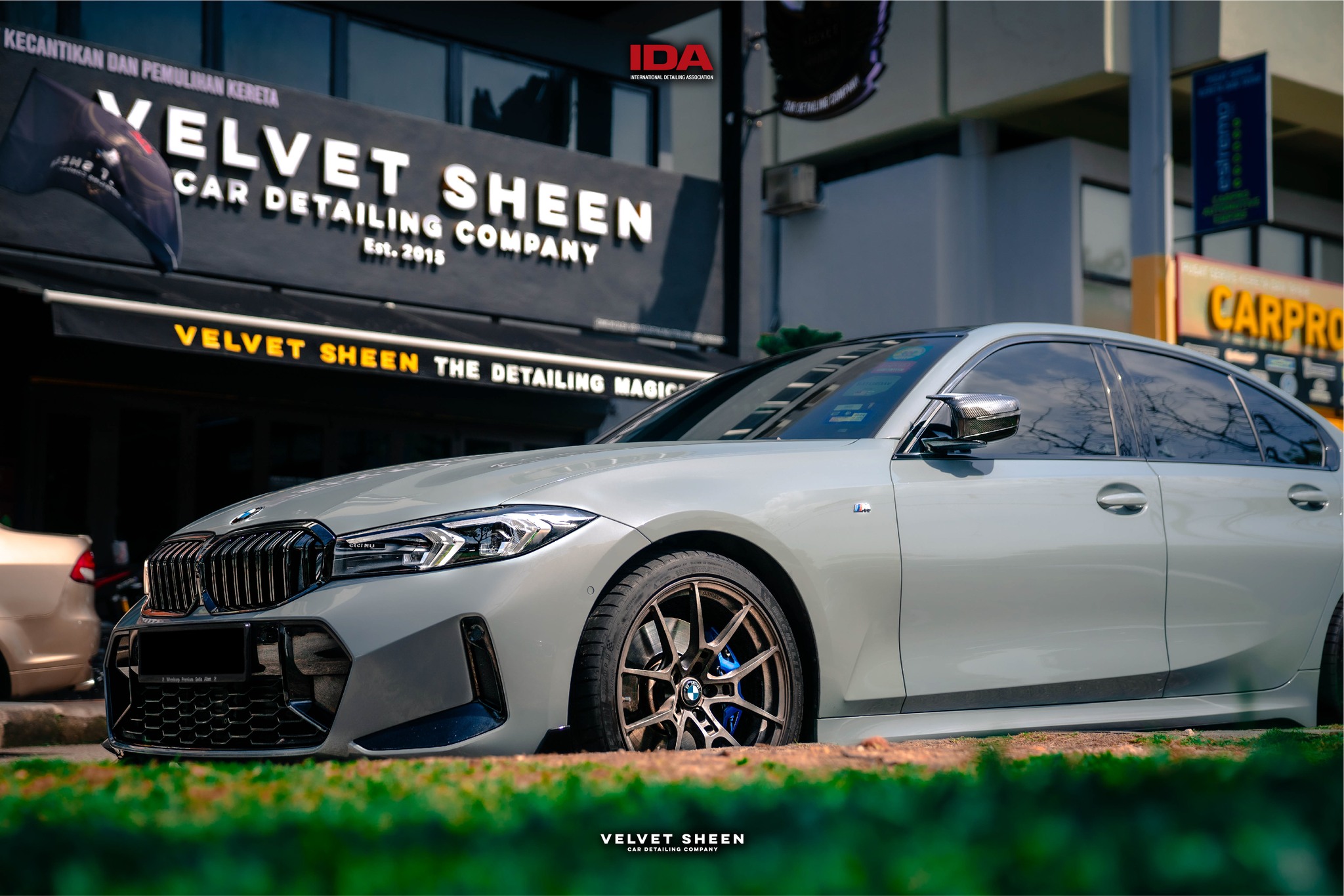 Velvet Sheen 展厅与汽车